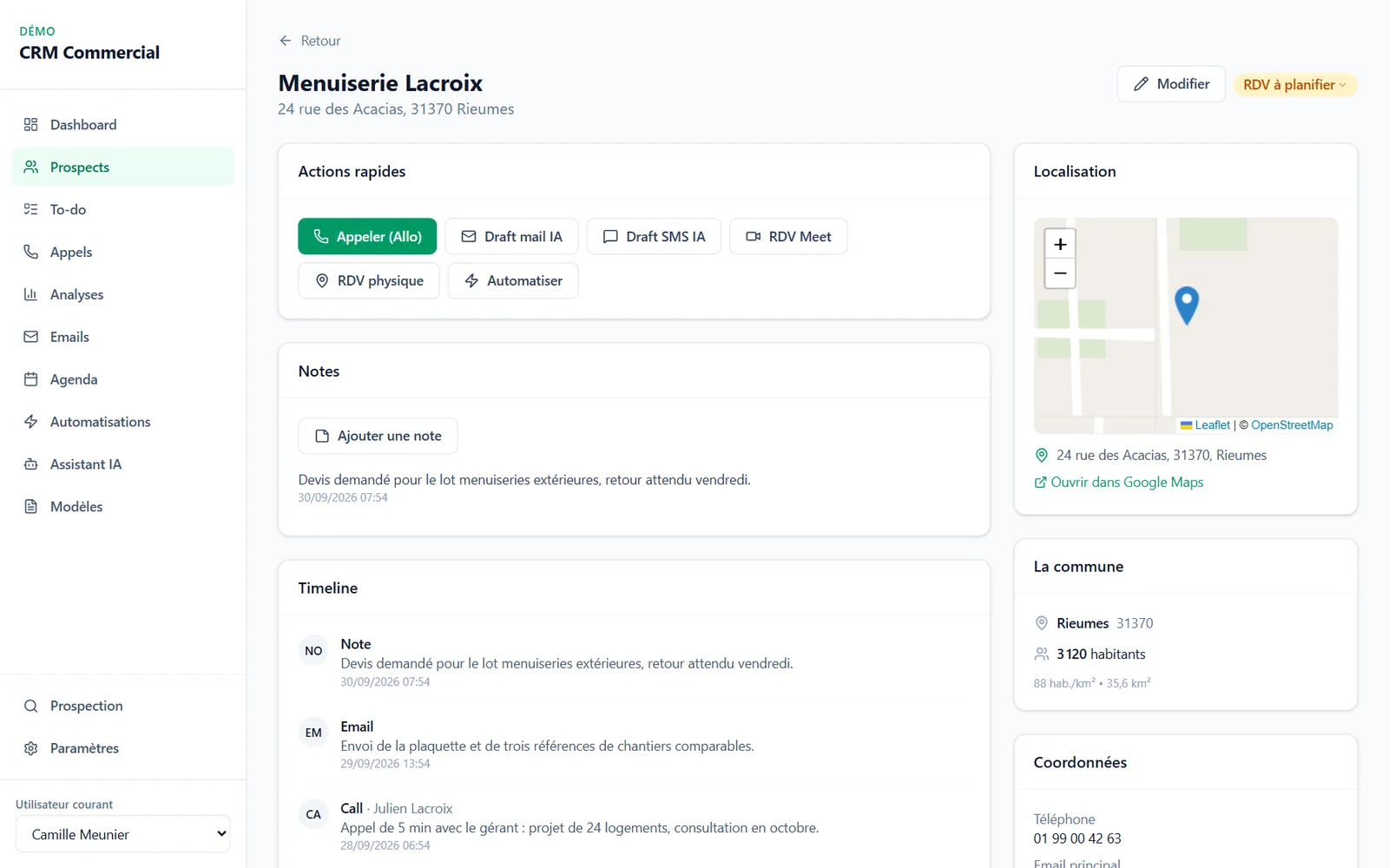 Fiche du prospect Menuiserie Lacroix : boutons d’actions rapides (appeler, brouillon de mail et de SMS par IA, rendez-vous visio ou physique), notes, chronologie des échanges, carte et coordonnées.