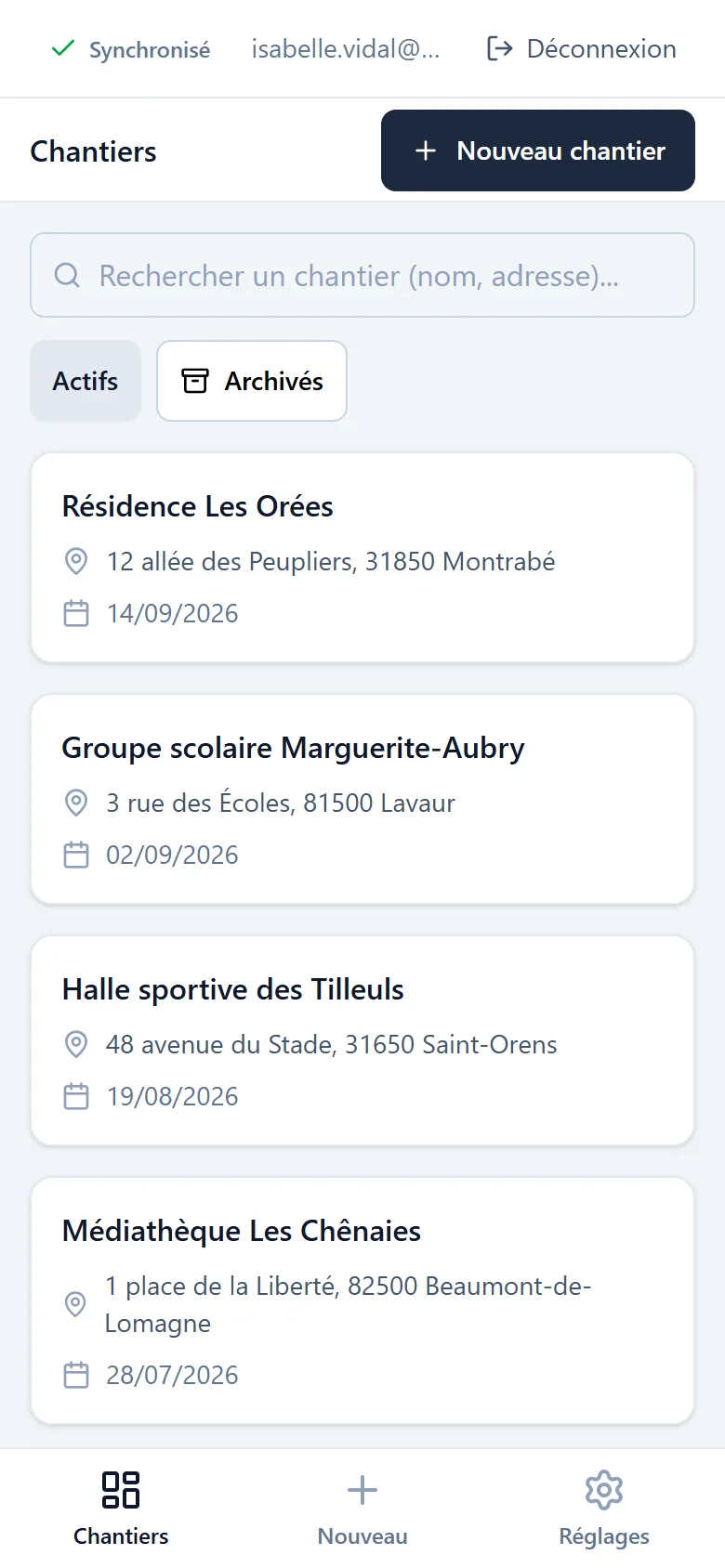 Liste des chantiers de l’application mobile de visites : nom, adresse et date de chaque chantier, recherche et filtres actifs ou archivés.